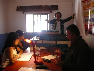 niños produciendo radio